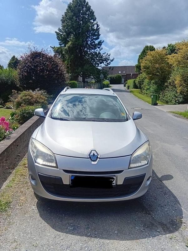 Grau Gebraucht 2010 Renault Mégane Coupé Coupé | 2.900 € (Guter Preis) - Bild 1/4