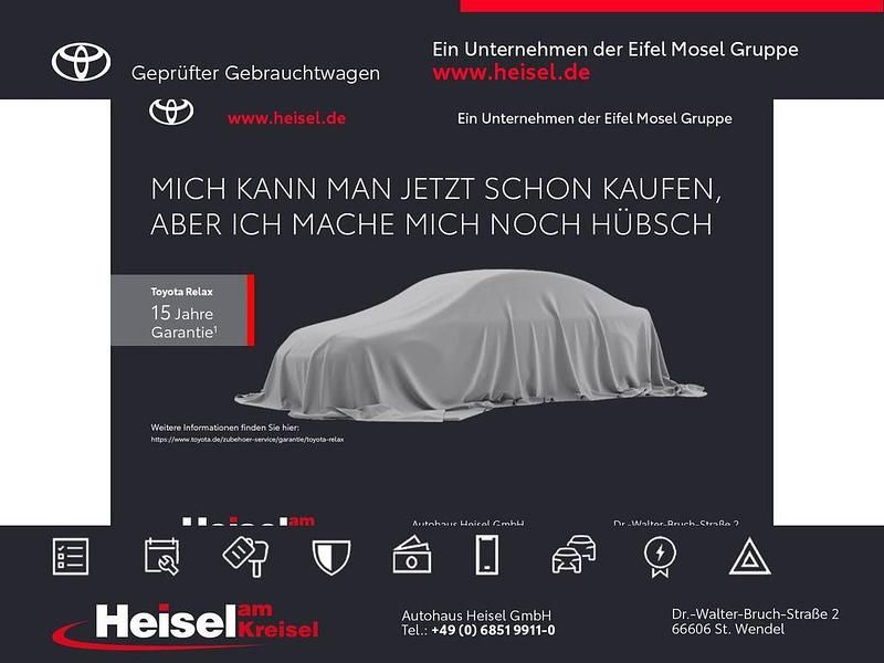 Schneeweiß Gebraucht 2021 Toyota Yaris Hybrid Basis Limousine | 15.990 € (Fairer Preis) - Bild 1/3