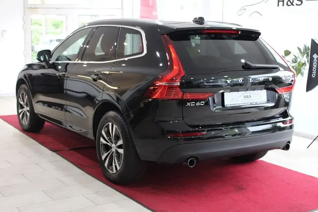 Gebraucht Volvo XC60 Momentum 197 PS (144 kW) 2021 Onyx black / SUV