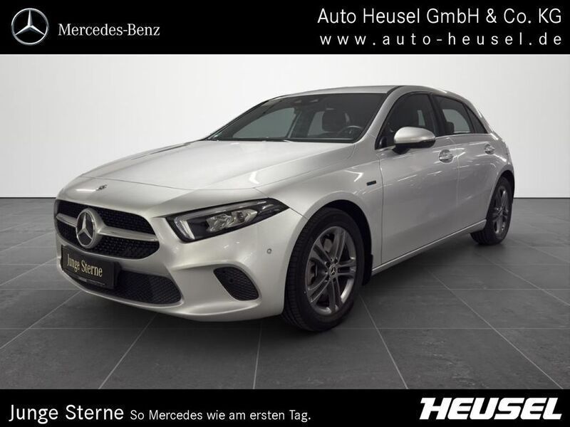 Iridiumsilber metallic Gebraucht 2020 Mercedes A250 Style Limousine | 22.900 € (Superpreis) - Bild 1/4