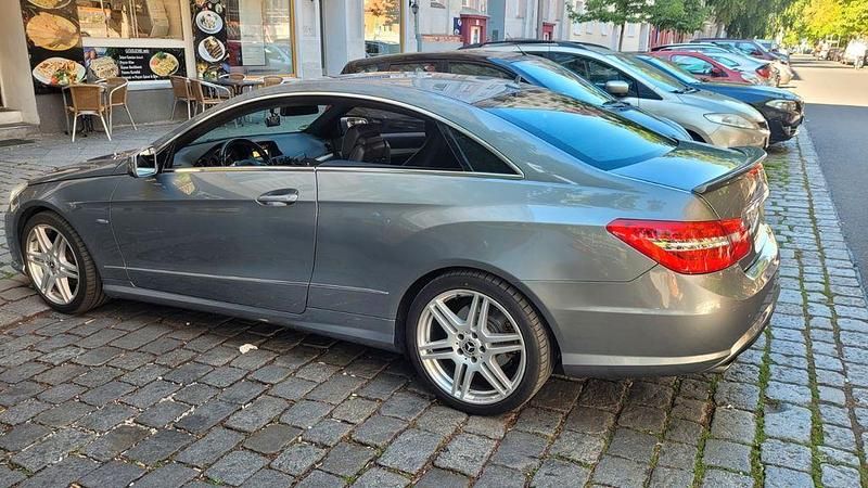 Grau Gebraucht 2012 Mercedes 250 Coupé | 11.000 € (Superpreis) - Bild 1/4
