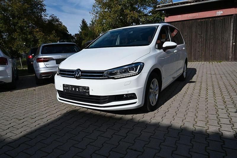 Weiß Gebraucht 2022 VW Touran Highline Van / Kleinbus | 25.500 € (Guter Preis) - Bild 1/4