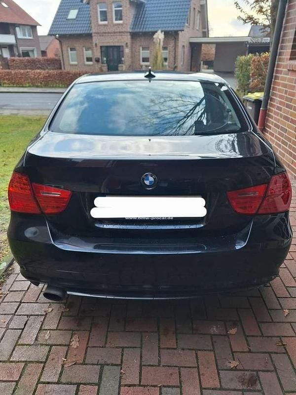 Używany BMW 320 170 KM (125 kW) 2009 Czarny Sedan/Limuzyna