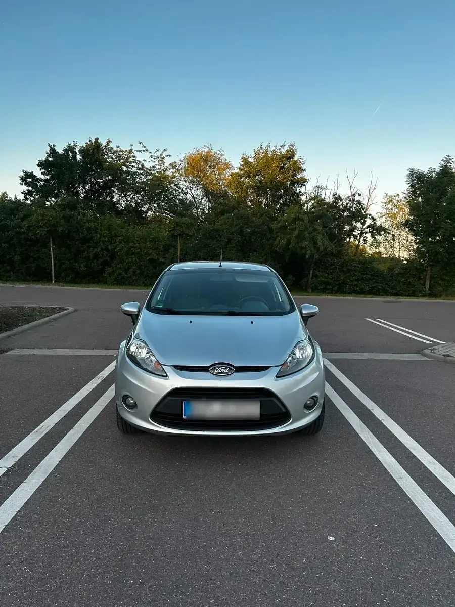 Gebraucht Ford Fiesta Trend 82 PS (60 kW) 2011 Silber Kleinwagen