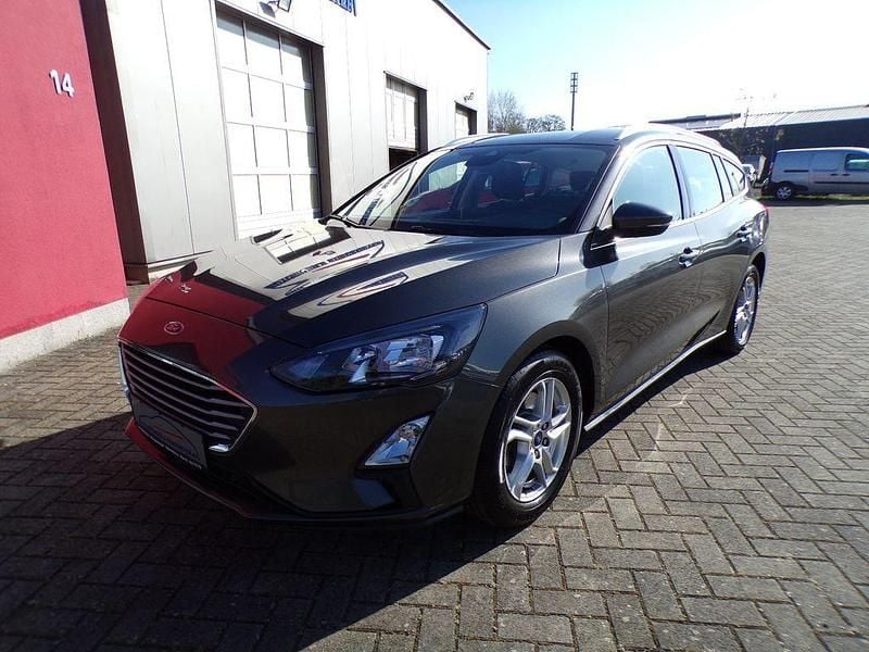 Grau Gebraucht 2022 Ford Focus Cool & Connect Limousine | 11.250 € (Etwas zu teuer) - Bild 1/4