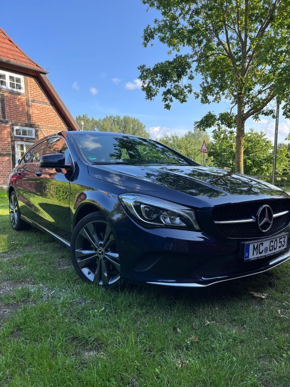 Blau Gebraucht 2018 Mercedes CLA200 Shooting Brake Urban Kombi | 17.990 € (Superpreis) - Bild 1/4