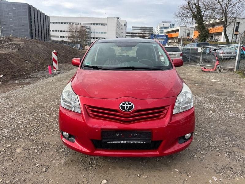 Red mica metallic / wildfire Gebraucht 2011 Toyota Verso Edition Van / Kleinbus | 6.499 € (Fairer Preis) - Bild 1/4