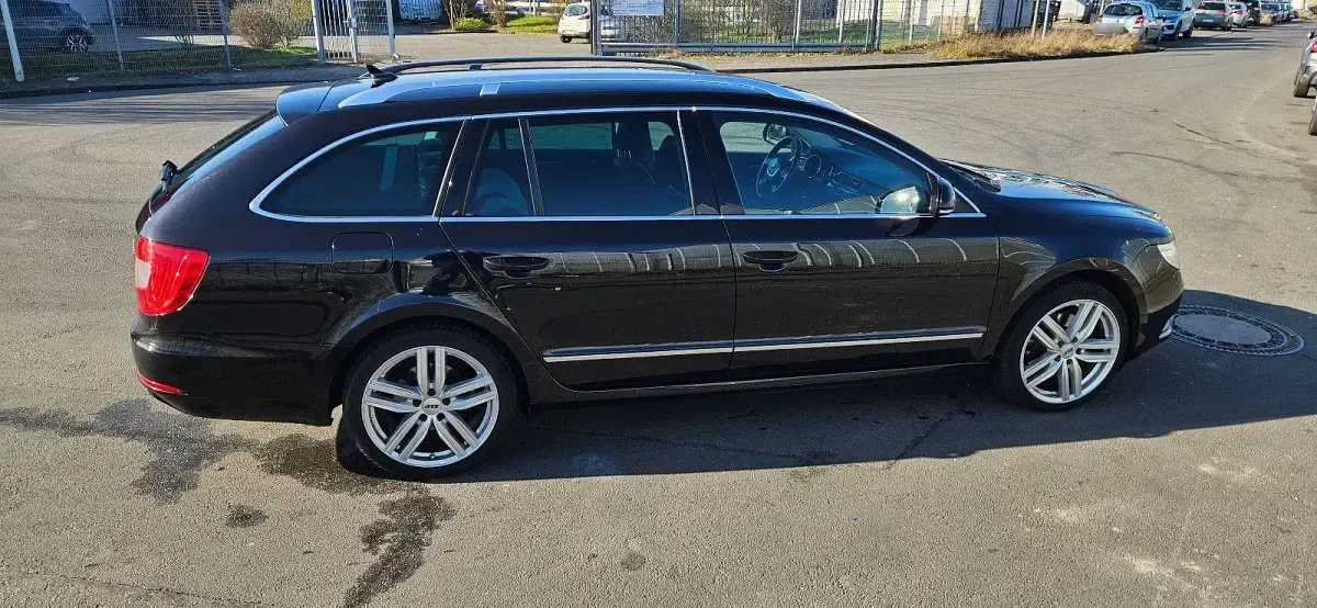 Używany Skoda Superb 170 KM (125 kW) 2012 Czarny Kombi