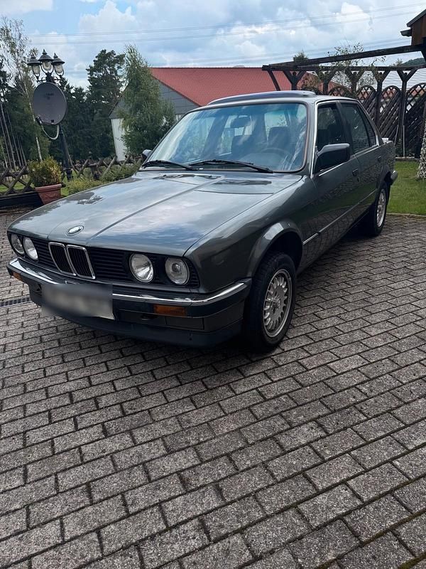 Grau Gebraucht 1987 BMW 318 Limousine | 10.000 € - Bild 1/4
