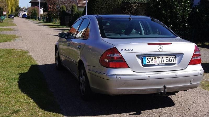 Gebraucht Mercedes E240 Elegance 177 PS (130 kW) 2001 Silber Limousine