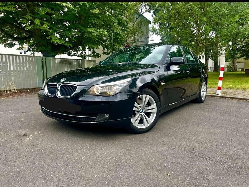 Schwarz Gebraucht 2009 BMW 520 Sport Line Limousine | 9.900 € - Bild 1/4