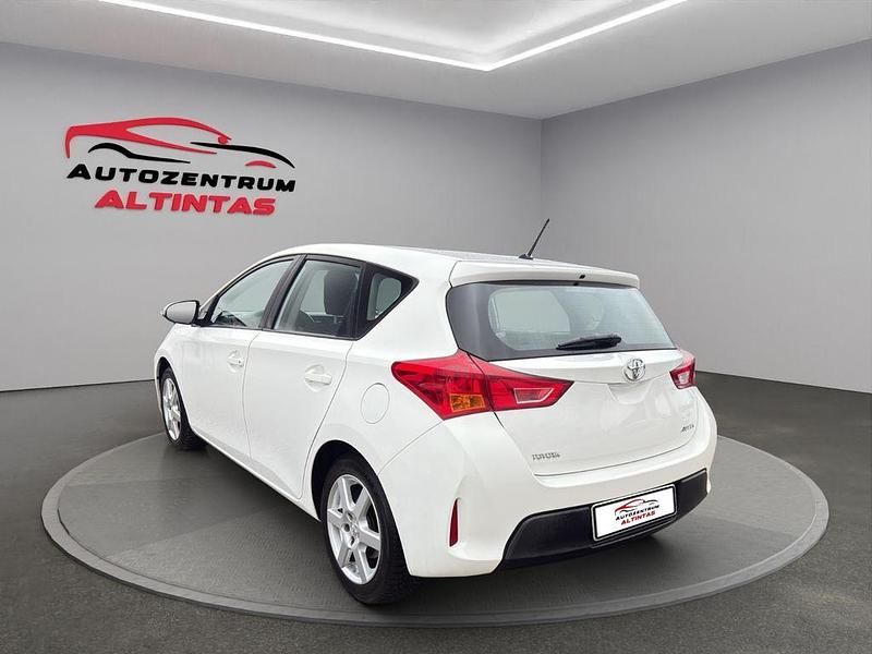 Gebraucht Toyota Auris Cool 99 PS (72 kW) 2014 Super (pure) white ii Limousine