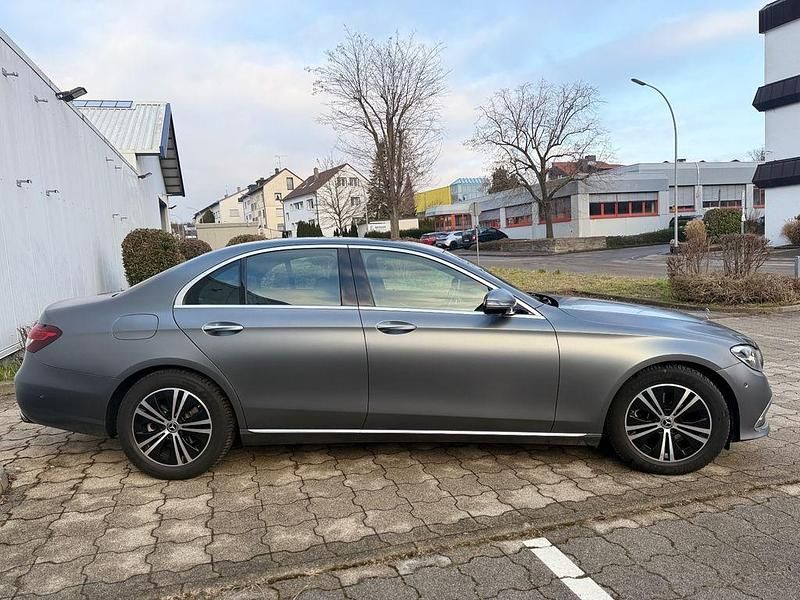 Gebraucht Mercedes E200 197 PS (144 kW) 2021 Andere farben Limousine