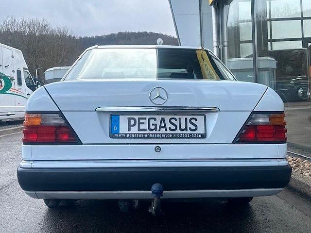 Gebraucht Mercedes E260 160 PS (117 kW) 1992 Weiß Limousine