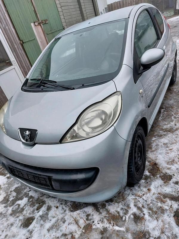 Gebraucht Peugeot 107 68 PS (50 kW) 2005 Silber Kleinwagen