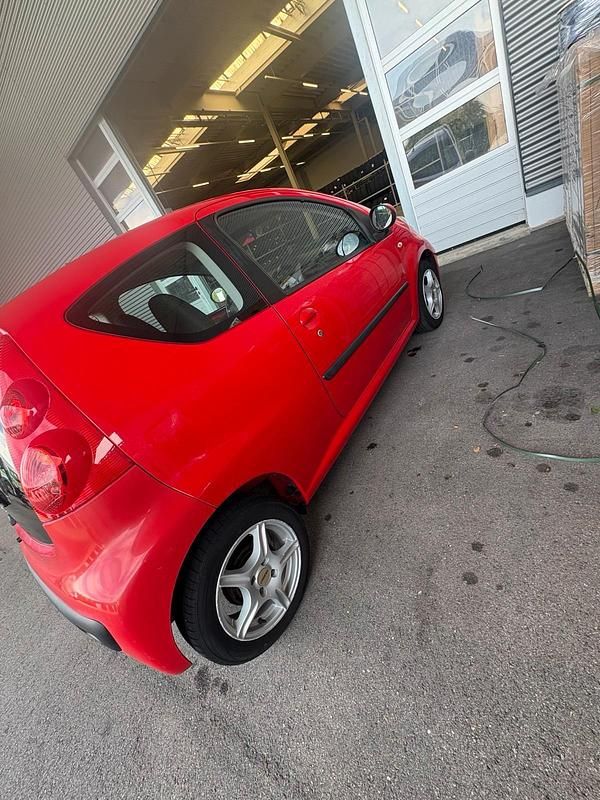 Rot Gebraucht 2009 Peugeot 107 Kleinwagen | 1.250 € (Guter Preis) - Bild 1/4