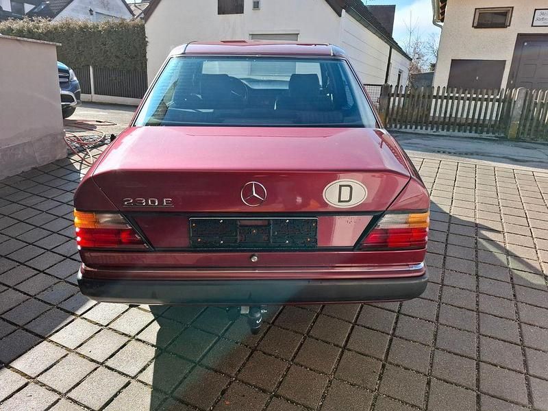 Gebraucht Mercedes 230 132 PS (97 kW) 1990 Rot Limousine