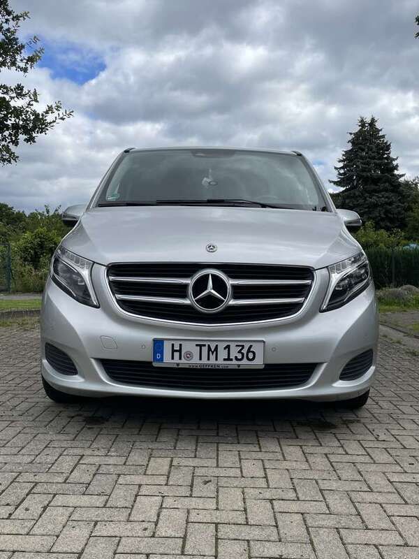 Grau Gebraucht 2018 Mercedes V220 Edition Van / Kleinbus | 28.990 € (Guter Preis) - Bild 1/4