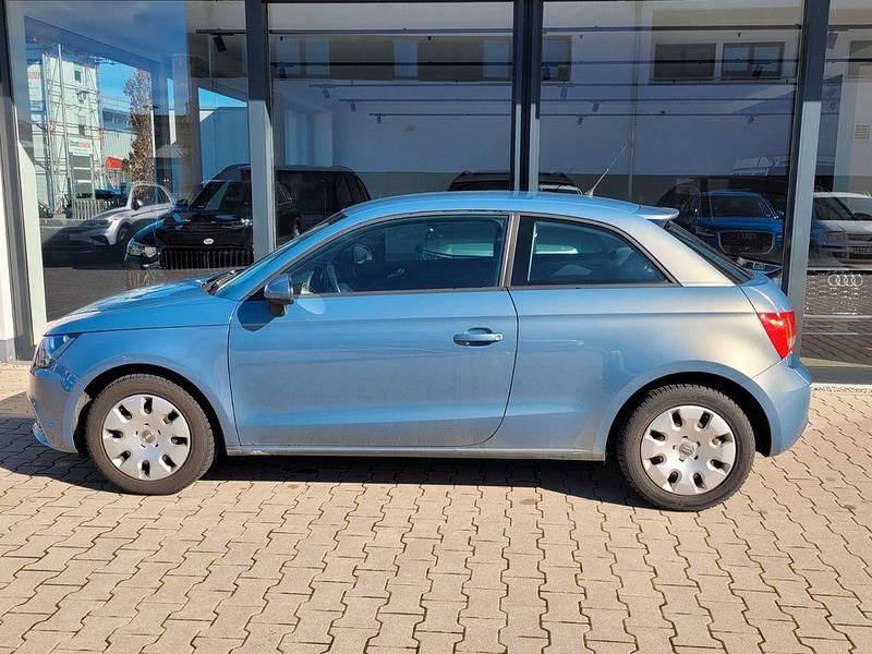 Gebraucht Audi A1 Attraction 122 PS (89 kW) 2013 Blau Kleinwagen