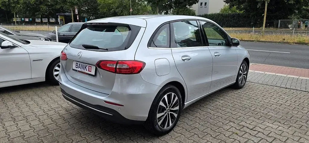 Gebraucht Mercedes B250e 160 PS (117 kW) 2022 Silber Kleinwagen