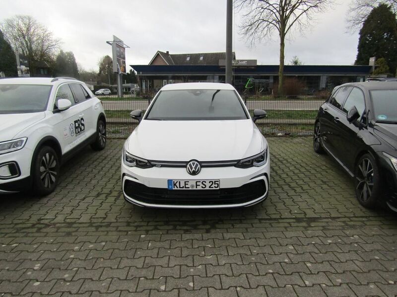 Weiß Gebraucht 2024 VW Golf VIII R-line Limousine | 32.950 € (Fairer Preis) - Bild 1/4