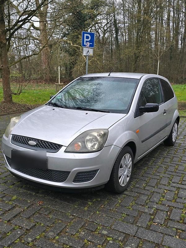 Gebraucht Ford Fiesta Ambiente 70 PS (51 kW) 2005 Silber Kleinwagen