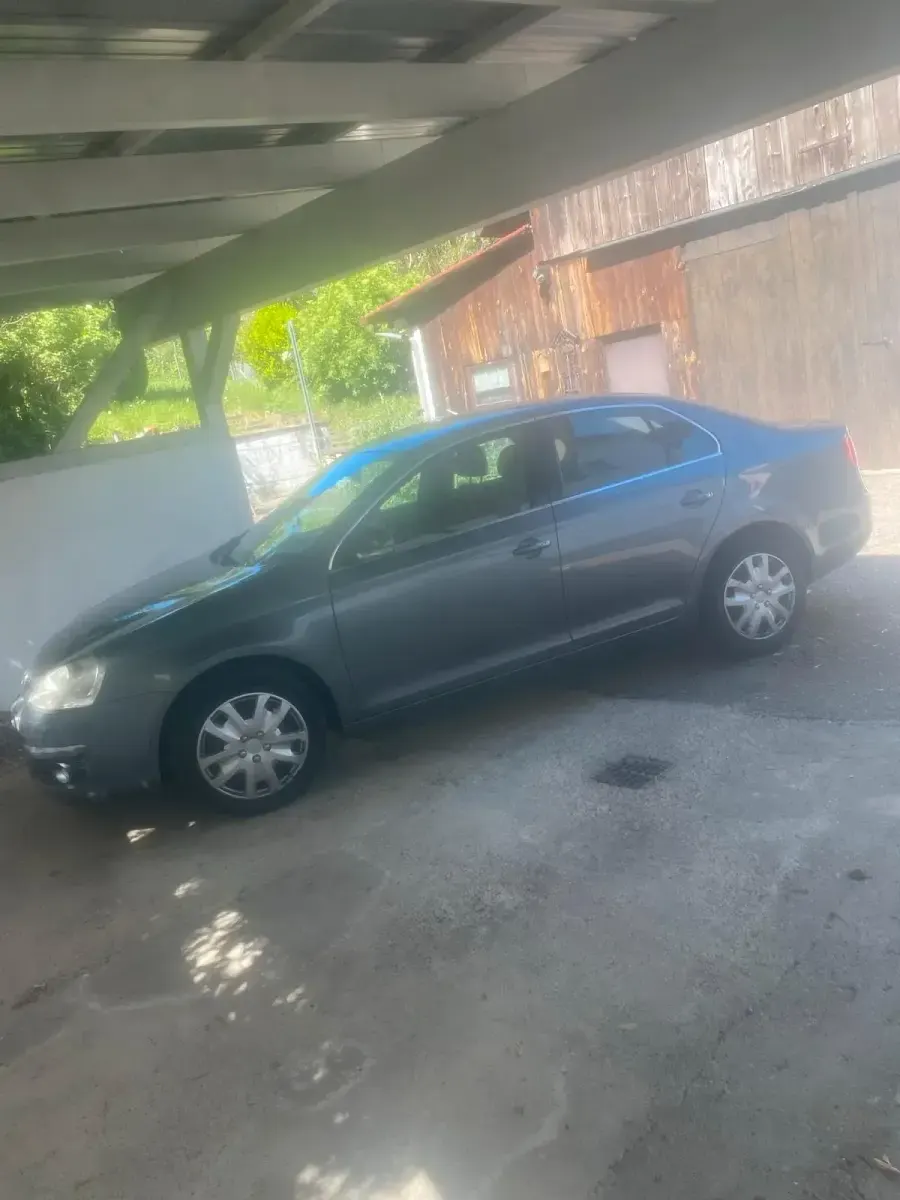 Second-hand VW Jetta 105 CP (77 kW) 2005 Gri Berlinǎ