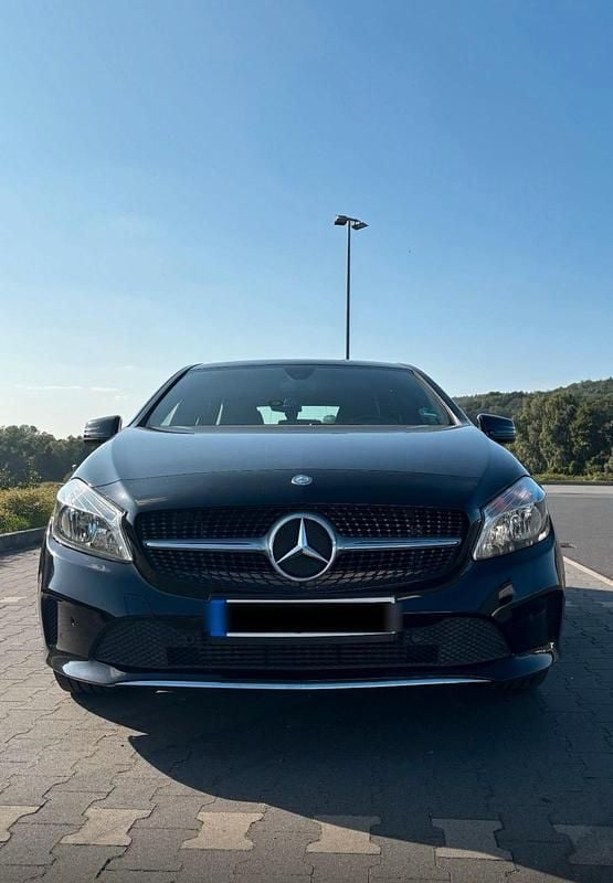 Schwarz Gebraucht 2016 Mercedes A180 Urban Limousine | 13.500 € (Guter Preis) - Bild 1/4
