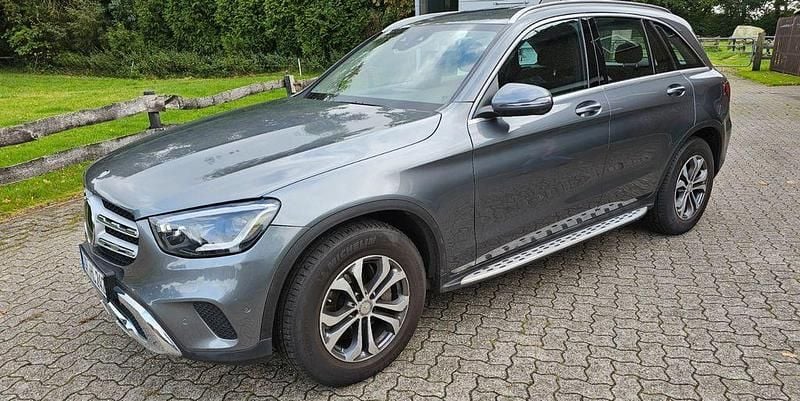 Grau Gebraucht 2019 Mercedes GLC220 SUV | 31.100 € (Superpreis) - Bild 1/4