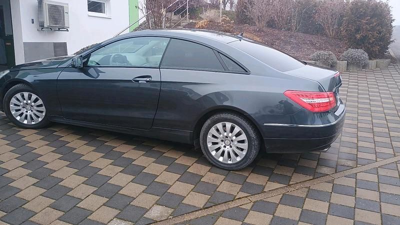 Usata Mercedes E200 184 CV (135 kW) 2012 Grigio Coupé
