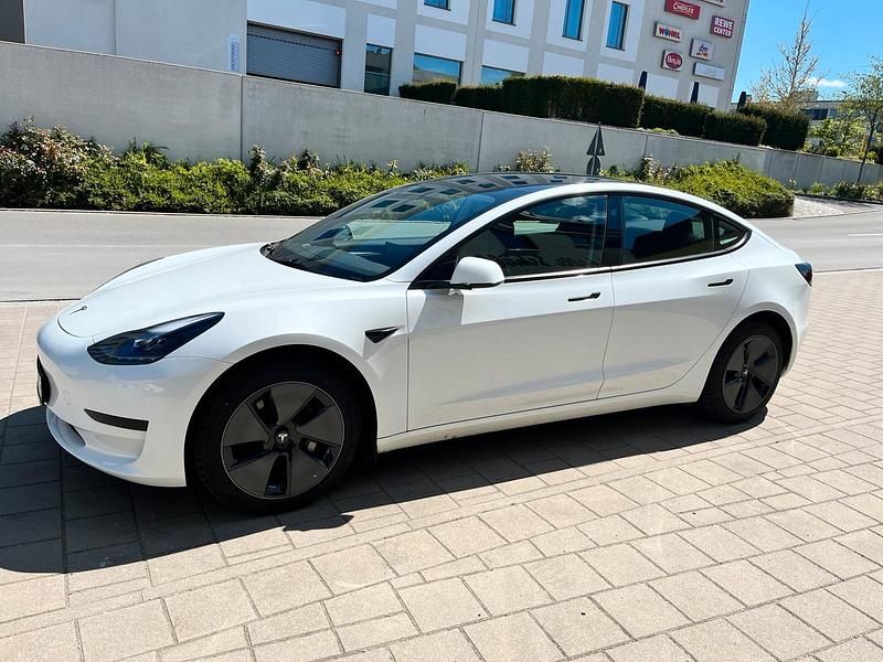 Weiß Gebraucht 2023 Tesla Model 3 Standard Range Plus Limousine | 29.700 € (Fairer Preis) - Bild 1/4