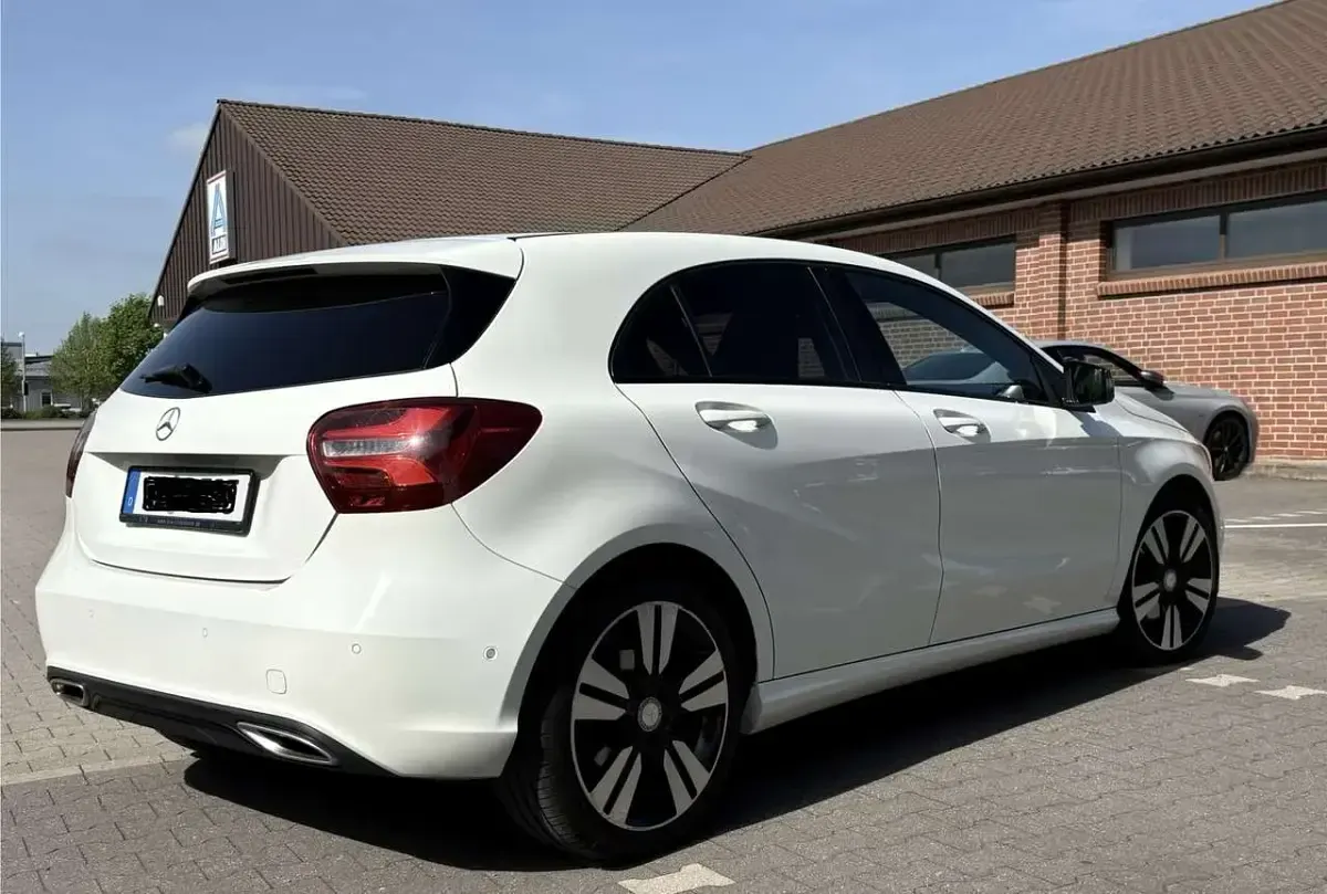 Gebraucht Mercedes A180 Urban 122 PS (89 kW) 2015 Schwarz Limousine