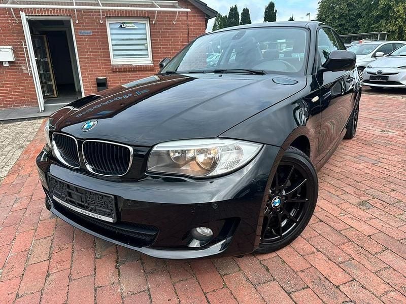Schwarz Gebraucht 2011 BMW 120 Sport Line Kleinwagen | 9.900 € (Teuer) - Bild 1/4