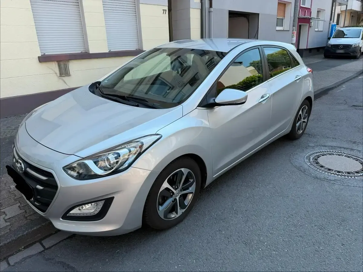 Gebraucht Hyundai i30 101 PS (74 kW) 2015 Silber Limousine
