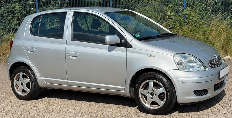 Silber Gebraucht 2004 Toyota Yaris Kleinwagen | 3.299 € (Fairer Preis) - Bild 1/4