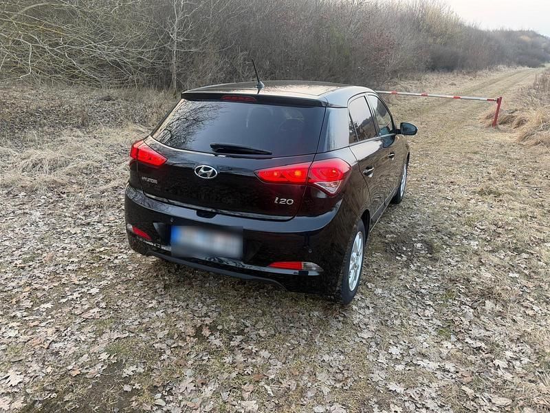 Gebraucht Hyundai i20 101 PS (74 kW) 2017 Schwarz Kleinwagen