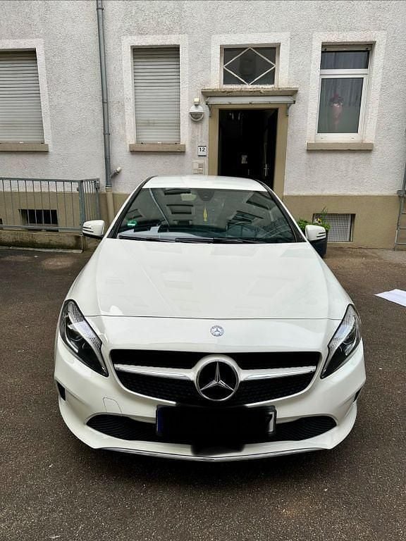 Gebraucht Mercedes A180 Style 122 PS (89 kW) 2015 Weiß Limousine