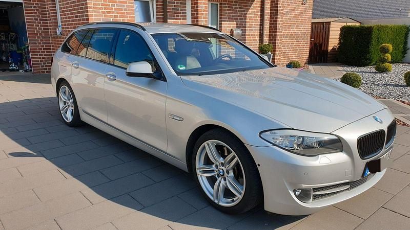 Silber Gebraucht 2012 BMW 530 Comfort Edition Kombi | 9.800 € (Fairer Preis) - Bild 1/4