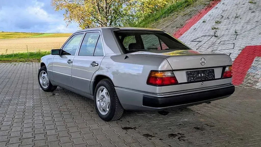 Brugt Mercedes E220 150 HK (110 kW) 1992 Sølv Sedan
