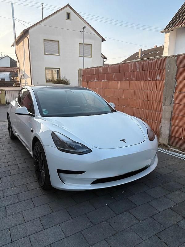 Second-hand Tesla Model 3 Standard Range 239 kW (325 CP) 2021 Alb Berlinǎ