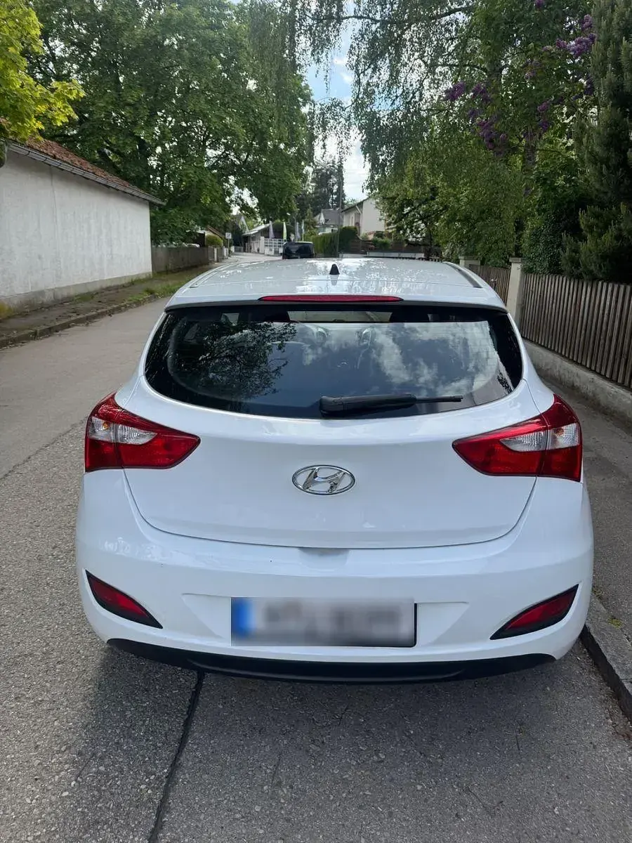 Gebraucht Hyundai i30 Classic 101 PS (74 kW) 2016 Weiß Limousine