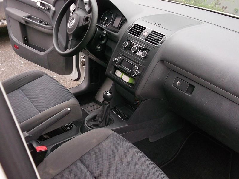 Second-hand VW Touran Trendline 105 CP (77 kW) 2011 Alb Monovolum