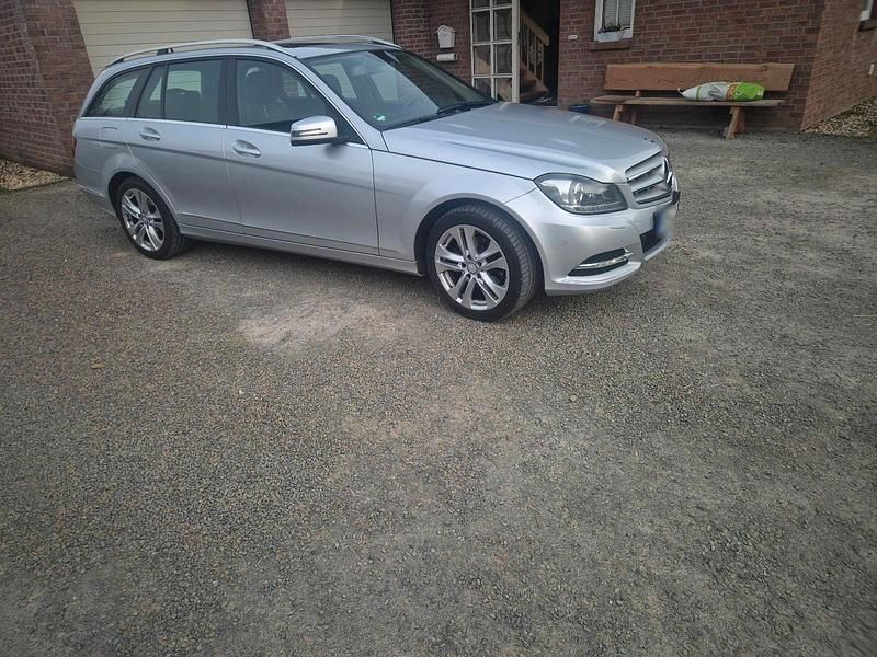 Gebraucht Mercedes C180 156 PS (114 kW) 2014 Schwarz Kombi