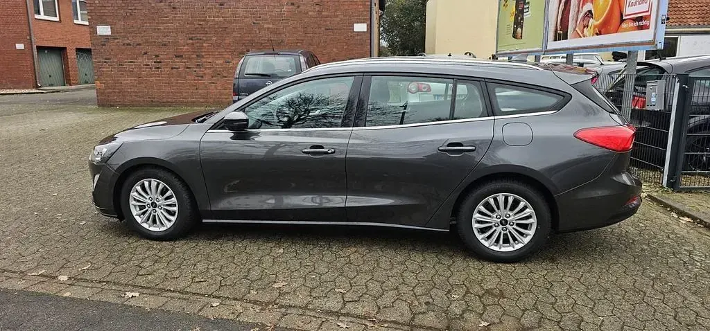 Gebraucht Ford Focus Titanium 120 PS (88 kW) 2020 Grau Limousine