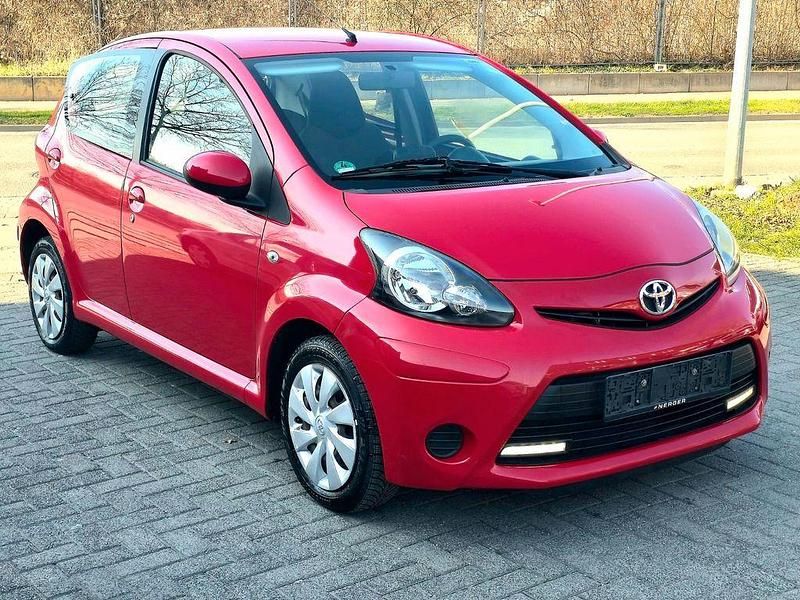 Gebraucht Toyota Aygo Cool 68 PS (50 kW) 2013 Rot Kleinwagen