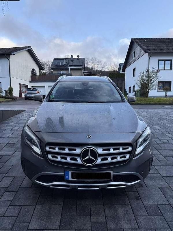 Gebraucht Mercedes GLA200 Urban 156 PS (114 kW) 2017 Grau SUV
