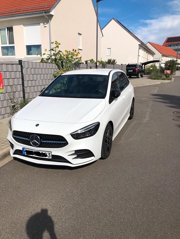 Weiß Gebraucht 2020 Mercedes B220 AMG Van / Kleinbus | 26.000 € (Guter Preis) - Bild 1/4