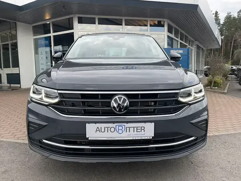 Gebraucht VW Tiguan Move 150 PS (110 kW) 2023 Delfingrau metallic (metallic) SUV