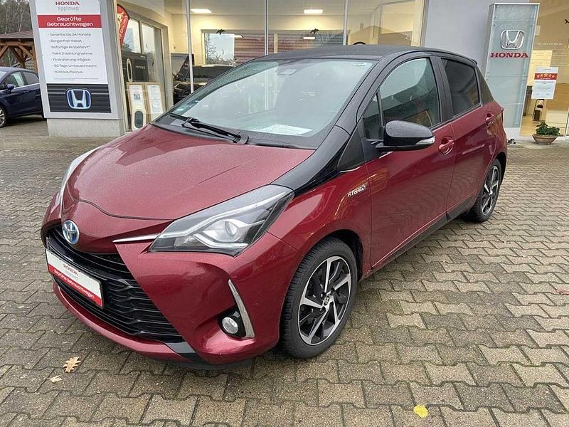 Rot Gebraucht 2019 Toyota Yaris Hybrid Style Limousine | 13.970 € (Fairer Preis) - Bild 1/4