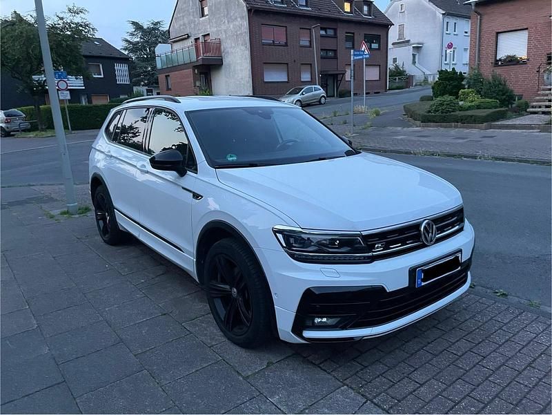 Weiß Gebraucht 2021 VW Tiguan Allspace Style SUV | 32.900 € (Teuer) - Bild 1/4